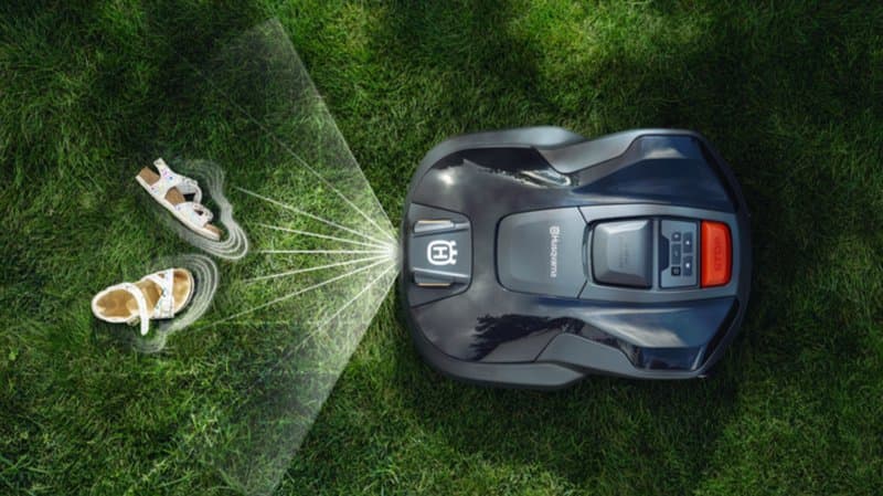 Robotmaaier met sensoren die sandalen op het gras detecteren