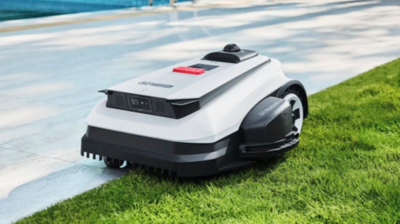 Robotmaaier op gazon met scherpe randen